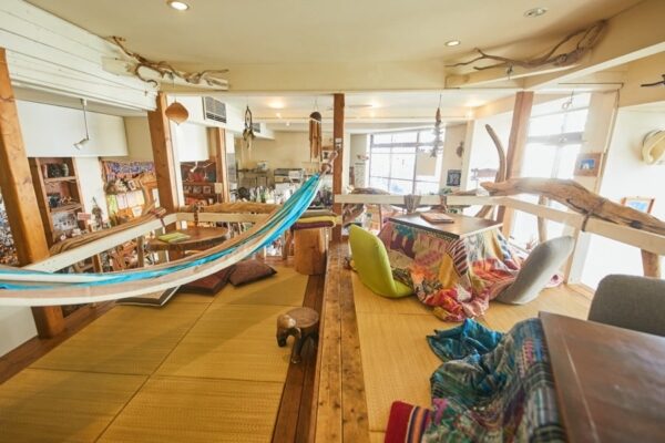 A Relaxed Interior That Encourages You to Stay